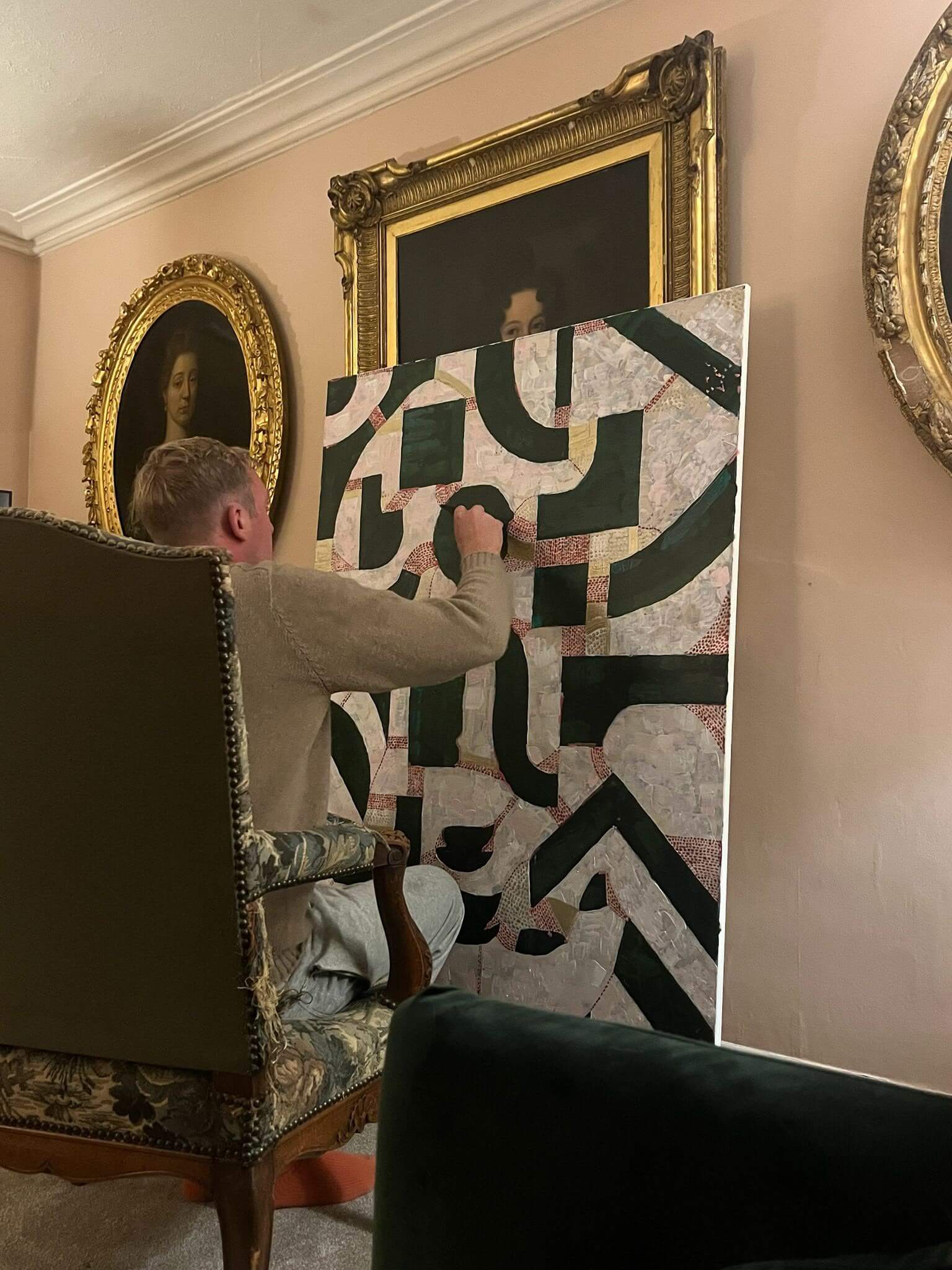 “Nicholas Le Ny‑Clarke, artiste peintre contemporain, concentré sur une composition abstraite dans son atelier.”